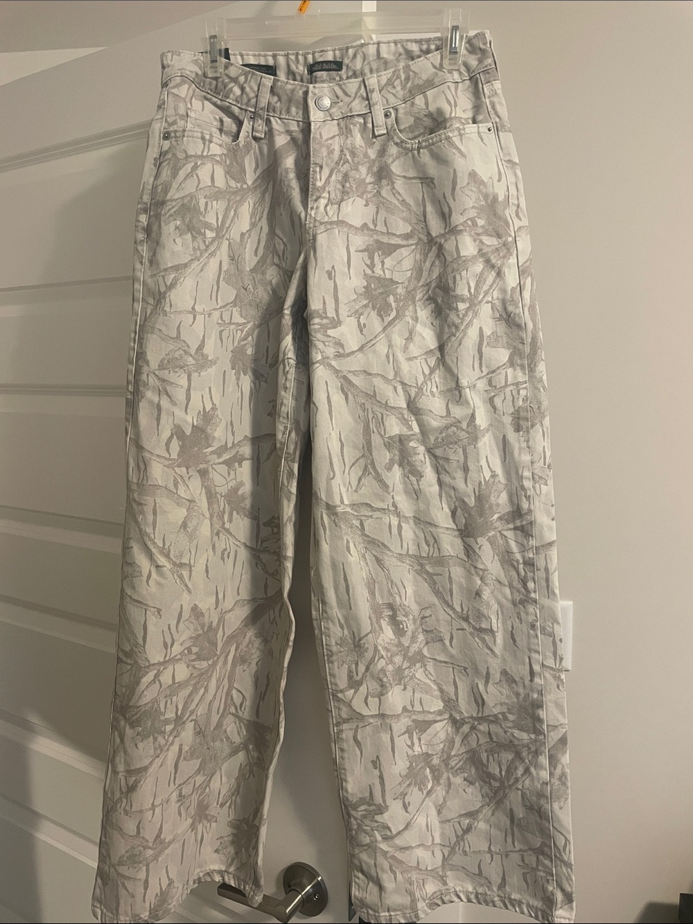 wild fable Women’s White and Light Gray Patterned Cargo Pants